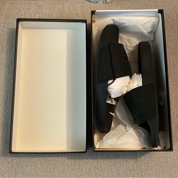NWT Authentic Rubber St. Gucci print logo slides. - Picture 3 of 11
